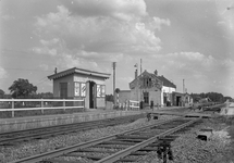 166826 Gezicht op het (oude) N.S.-station Klarenbeek te Klarenbeek, met links een zeer oude houten abri.